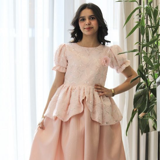 صورة فستان بناتي مطرز بوردة بارزة على الصدر وأكمام منفوشة - 1218